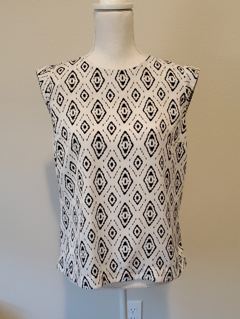 (4 For $10) Abs Platinum Sleeveless Black & White Diamond Print Top